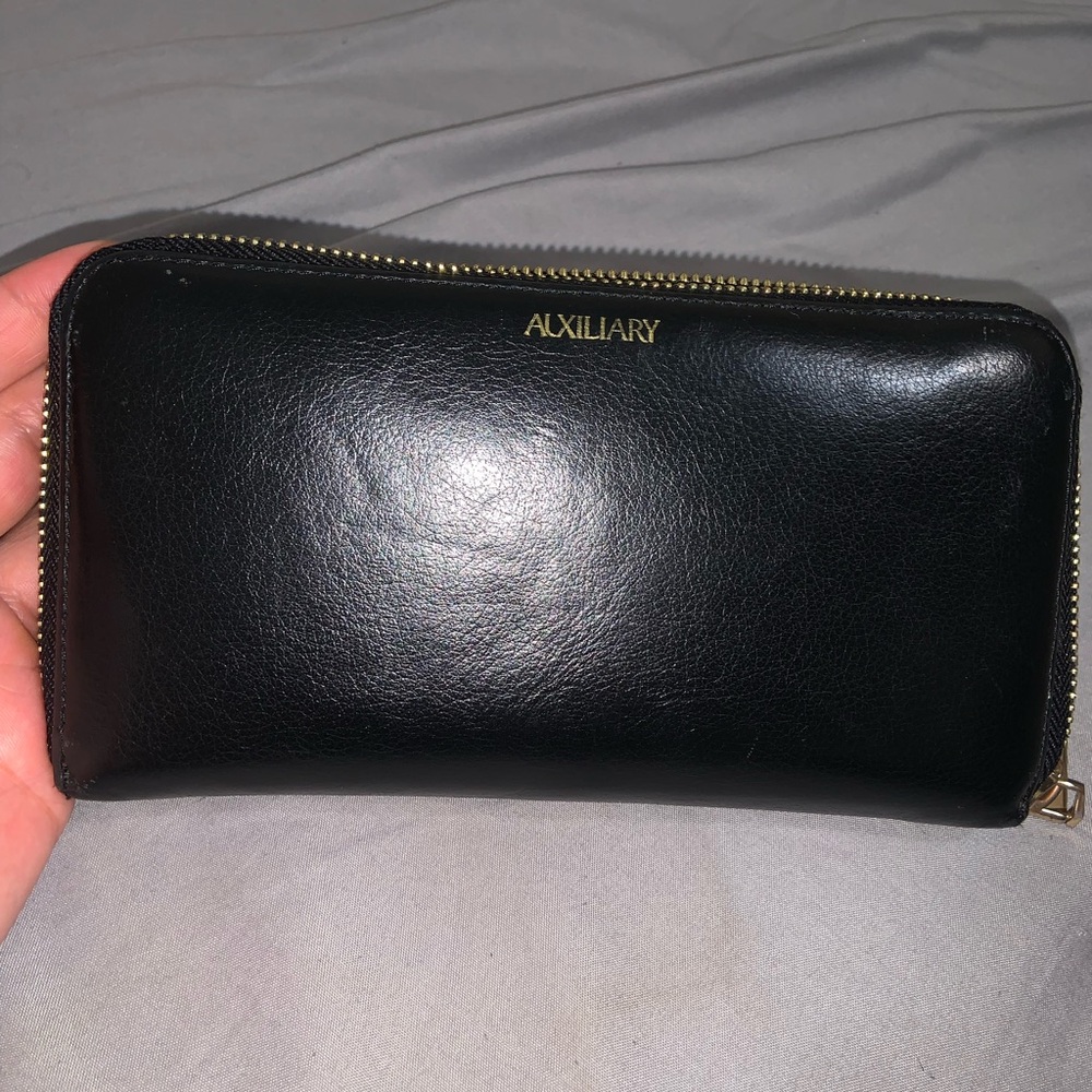 AUXILIARY BLACK LEATHER WALLET